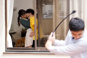 Nữa đêm bị chị gái nhân tình bú dương vật vì bị “nứng” lâu ngày