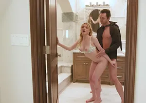 Đưa vợ đi suối nước nóng, chồng không biết vợ bị người khác địt sấp mặt