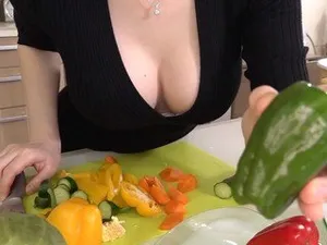 đi du lịch, ghệ bị cậu anh yêu bắt mút cây hàng ngay trong rừng