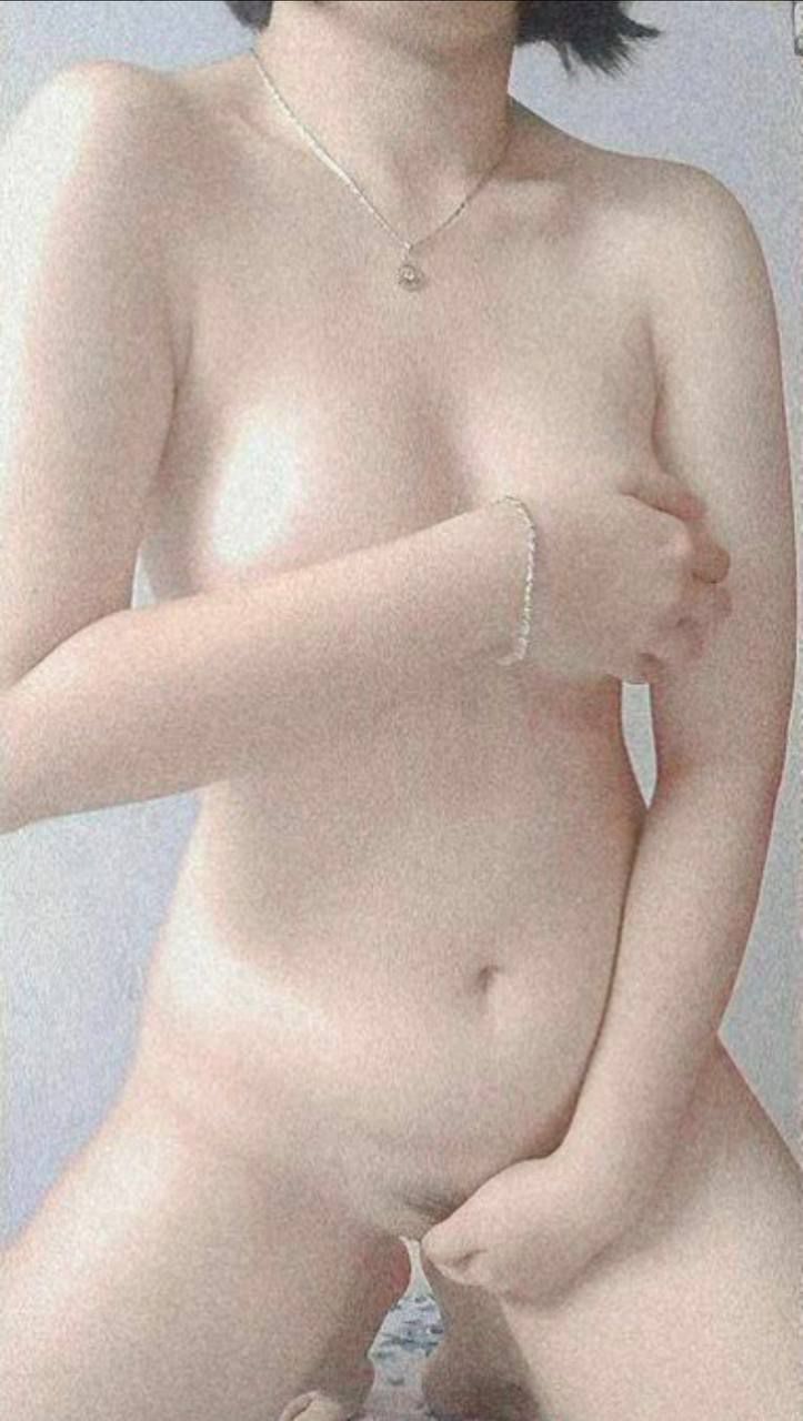 Một người phụ nữ trung niên có thân hình cân đối đang hé mặt và thực hiện động tác thổi kèn. Cô của cô ấy ngậm sâu và hôn môi, đầy quyến rũ và cám dỗ