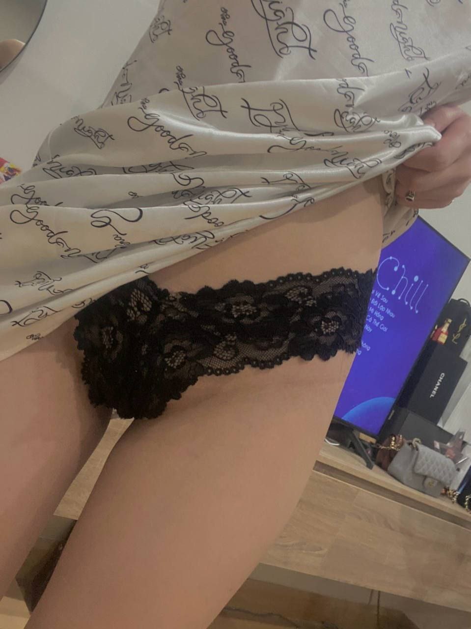 Em gái cãi nhau với mẹ nên đến nhà anh trai ngủ nhờ